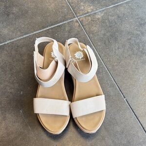 Yellow box wedges 8 women